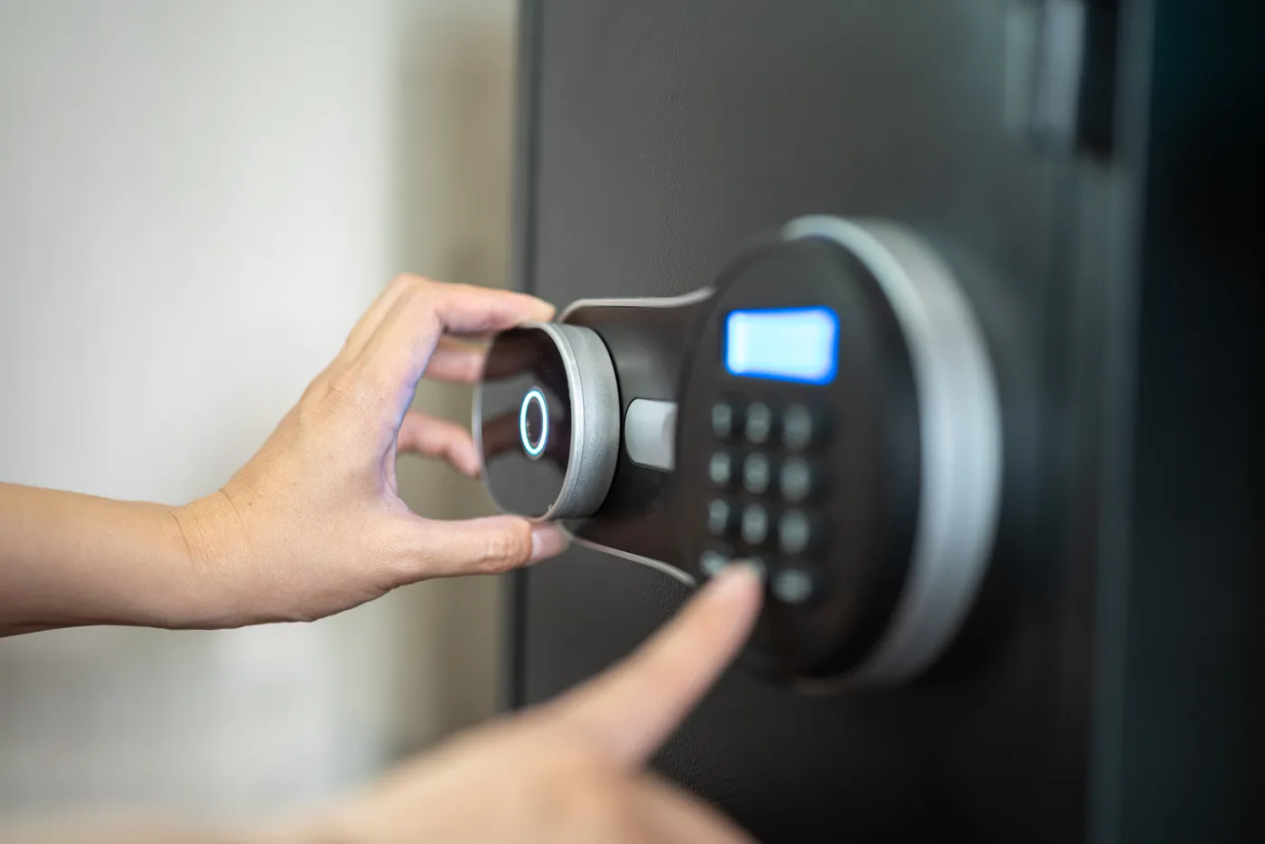 Cerrajero de cajas fuertes trabajando una cerradura electrónica en Madrid